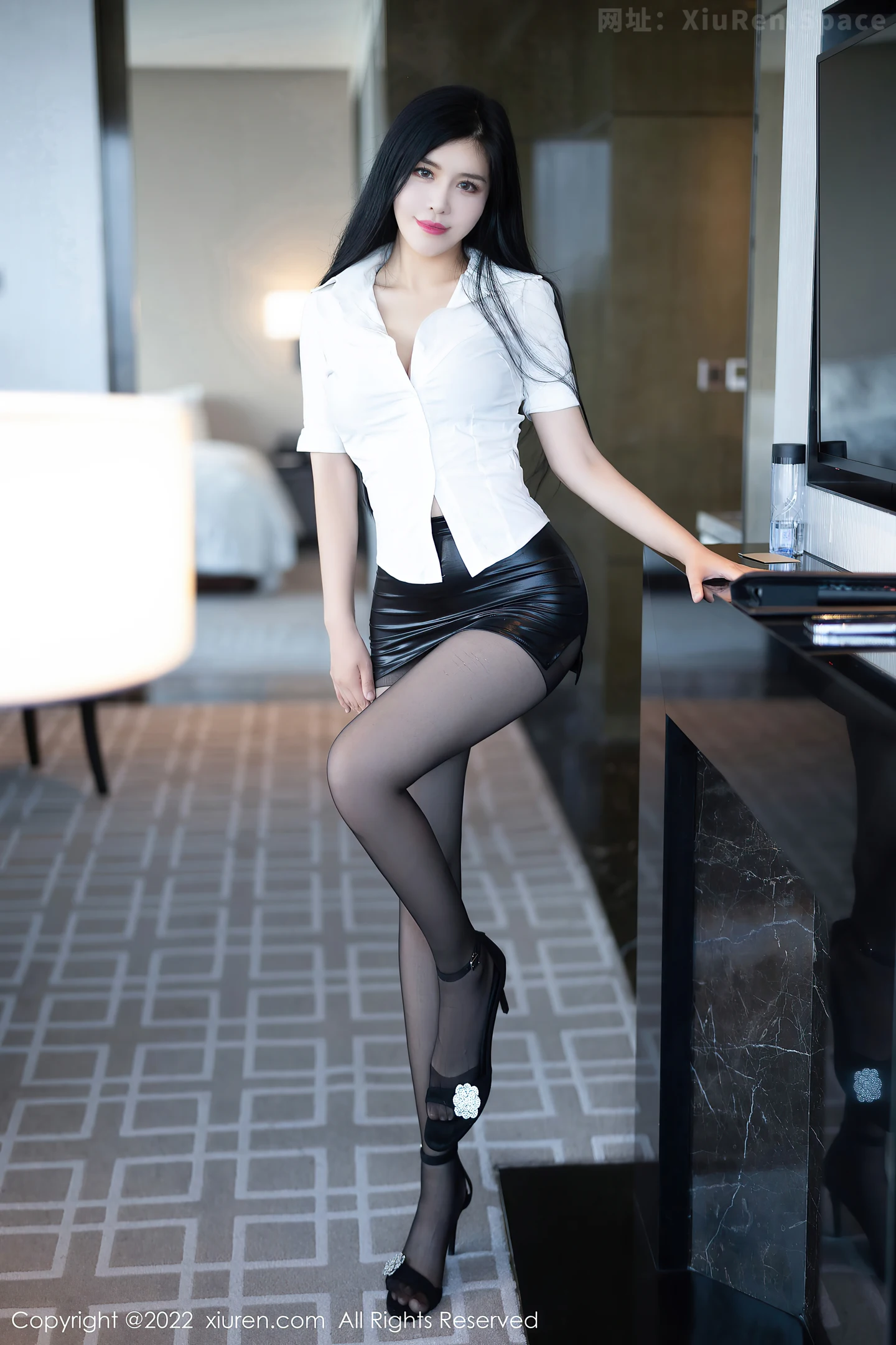 图片[3]-[XiuRen秀人网] VOL.5635 女神刘钰儿成都旅拍性感白T配黑短裙露开档黑丝极致魅惑写真74P-秀人网官方网站